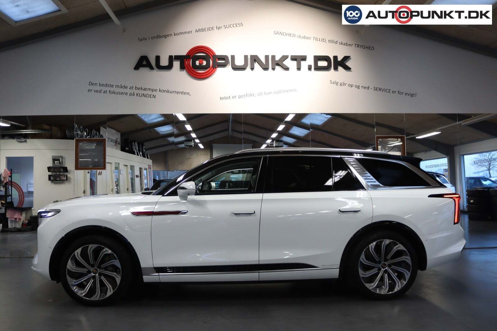 Hvid Hongqi E-HS9 fra 2024 set udefra