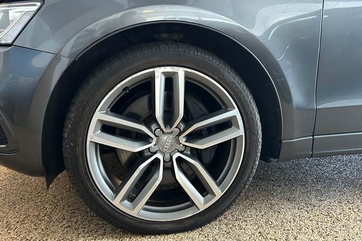 Grå Audi SQ5 fra 2016