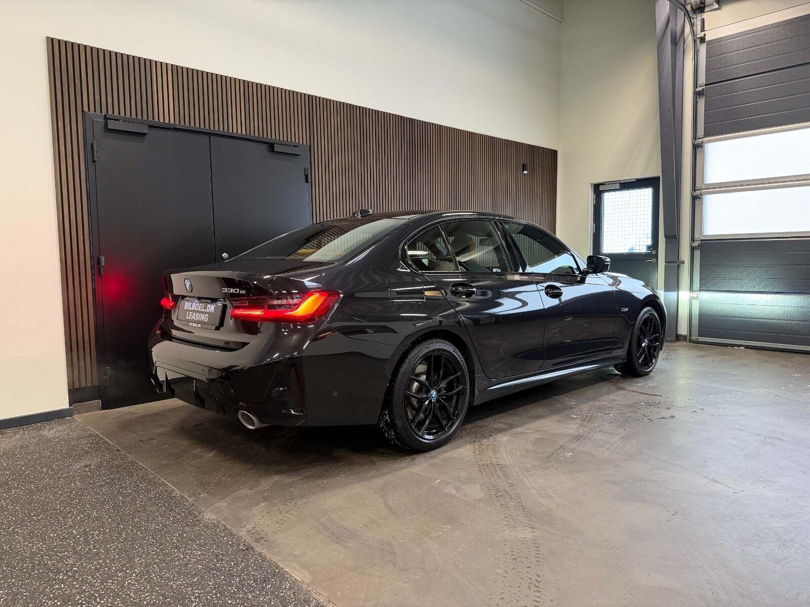 Sort BMW 330e fra 2023