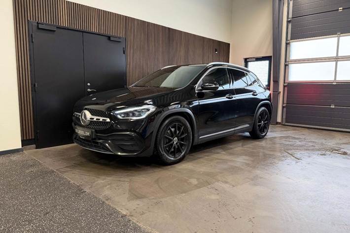 Sort Mercedes GLA200 d fra 2022 set udefra