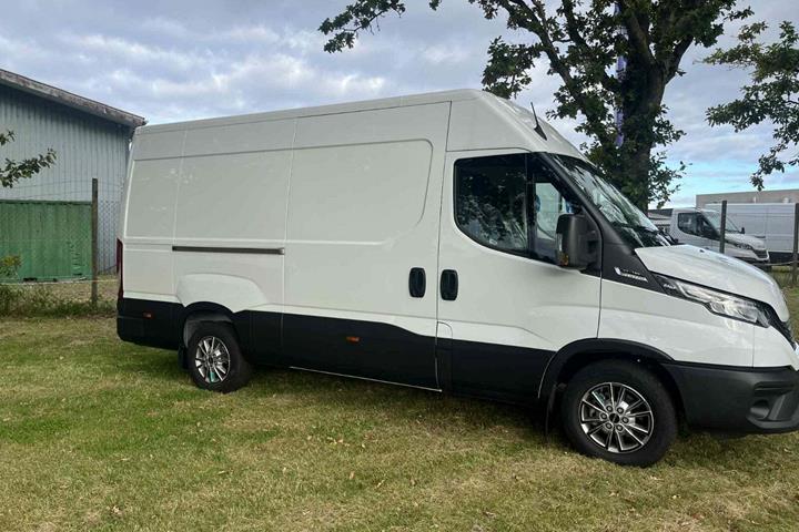 Hvid Iveco Daily fra 2025