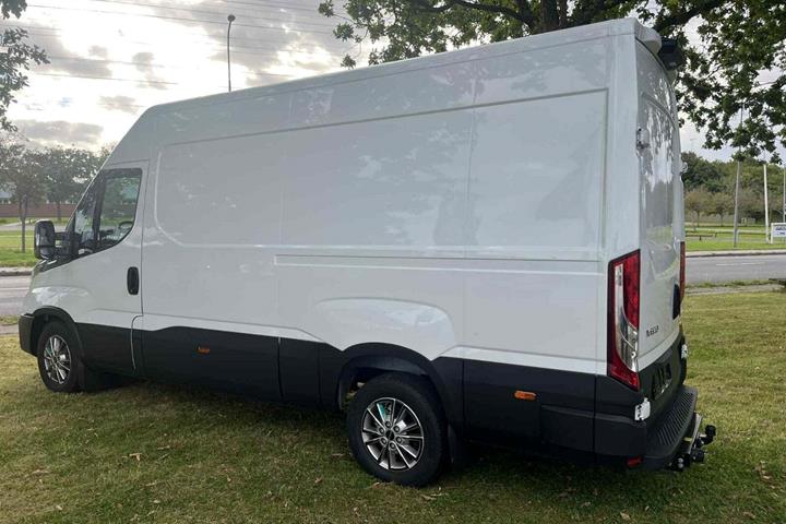 Hvid Iveco Daily fra 2025