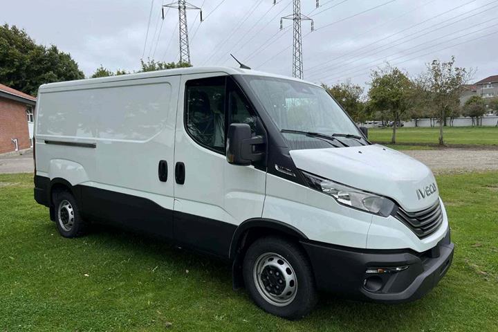 Hvid Iveco Daily fra 2025