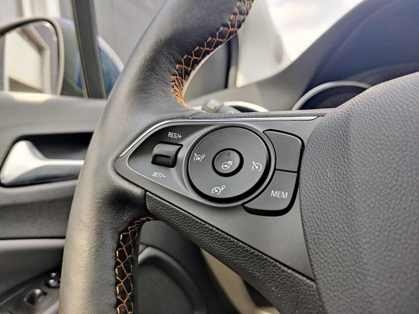 Blå Opel Crossland X fra 2020