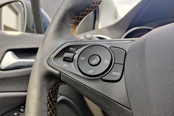 Blå Opel Crossland X fra 2020