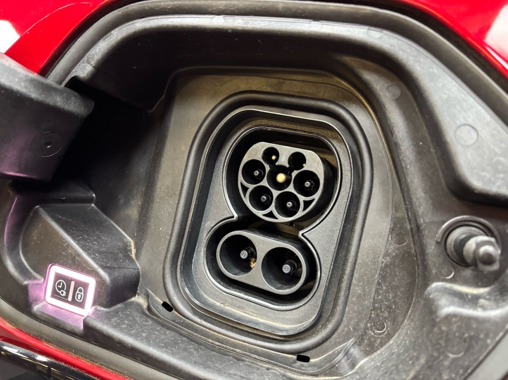 Rød Peugeot e-208 fra 2021