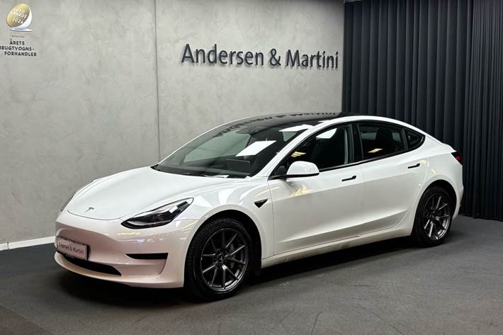 Hvid Tesla Model 3 fra 2022 set udefra