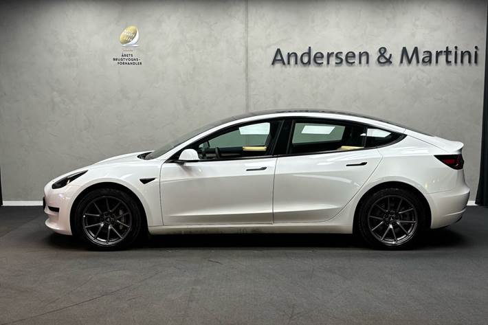 Hvid Tesla Model 3 fra 2022