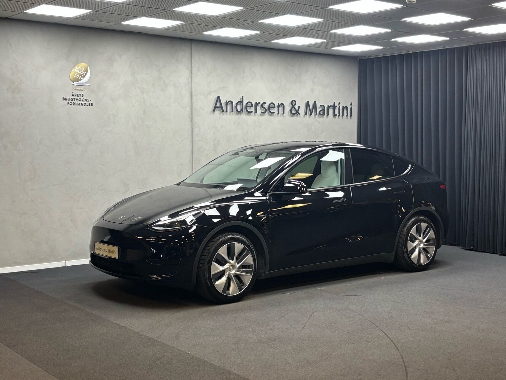 Sort Tesla Model Y fra 2023