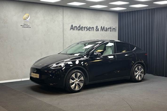 Sort Tesla Model Y fra 2023