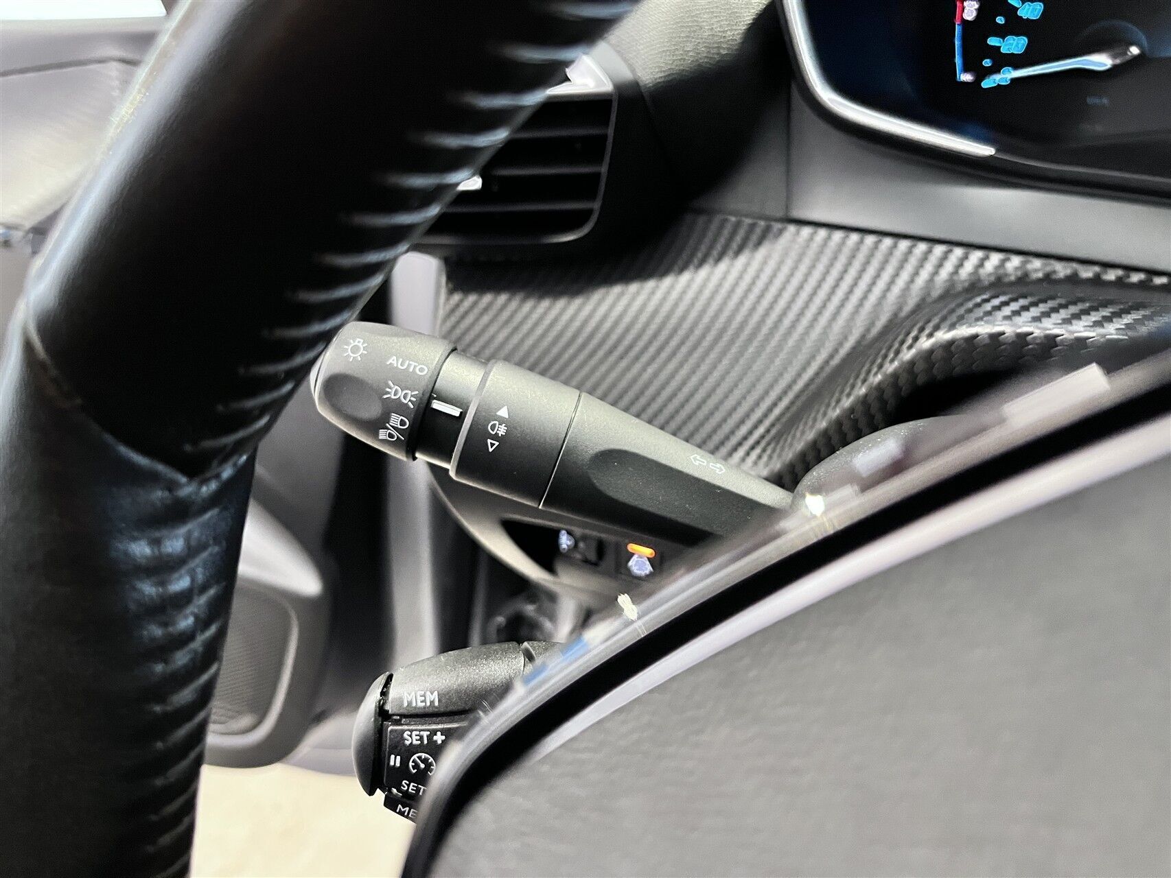 Grå Peugeot e-208 fra 2021