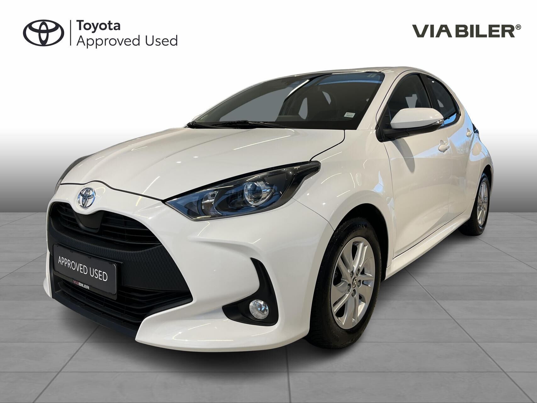 Hvid Toyota Yaris fra 2021 set udefra