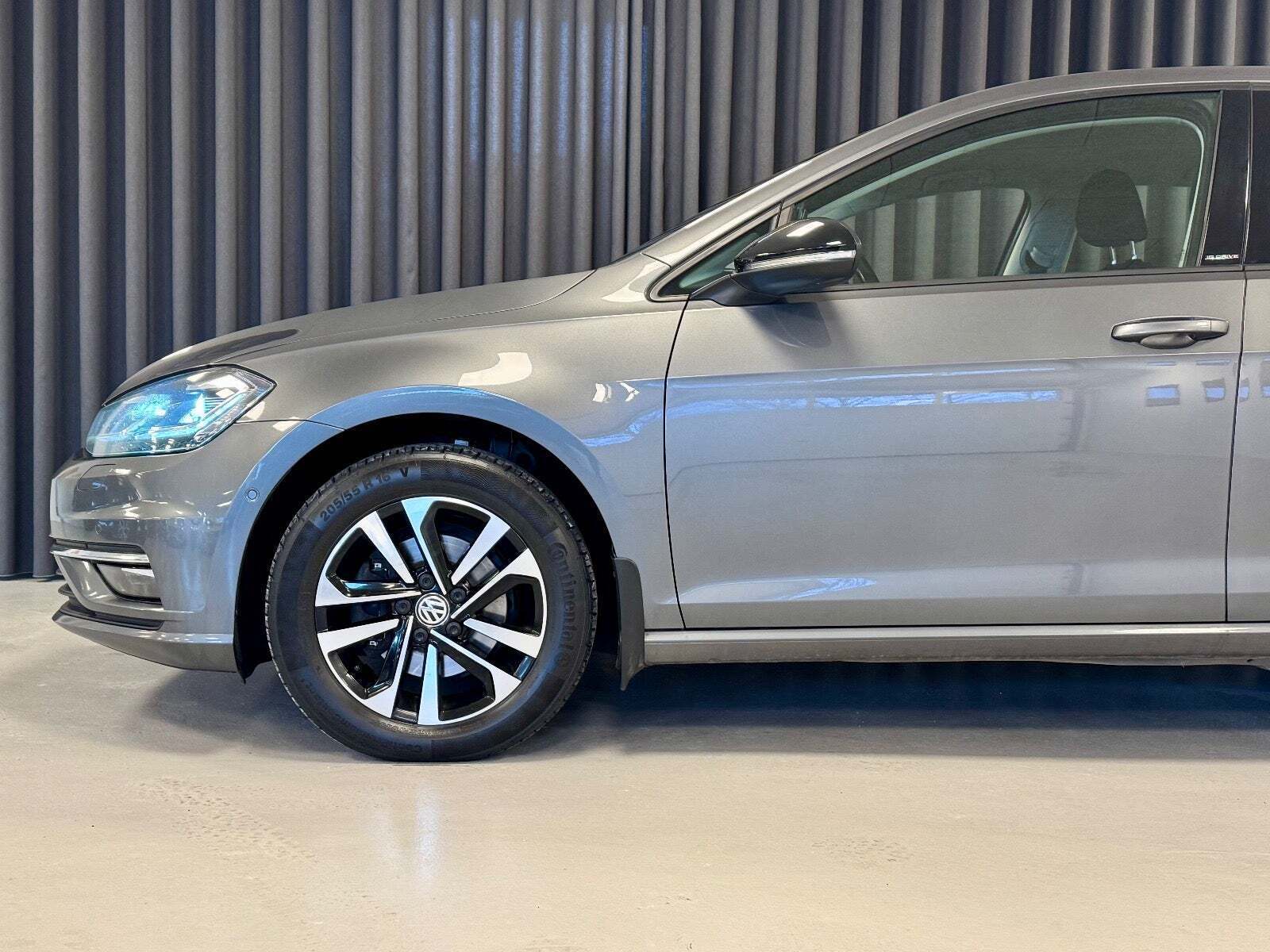Grå VW Golf VII fra 2019
