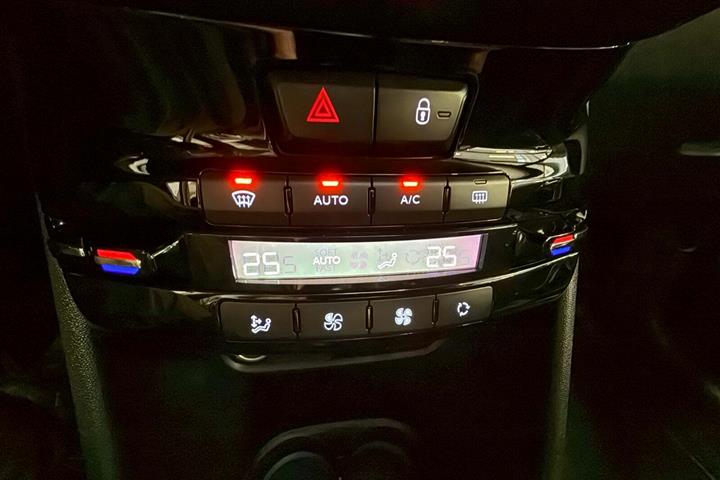 Sort Peugeot 208 fra 2016