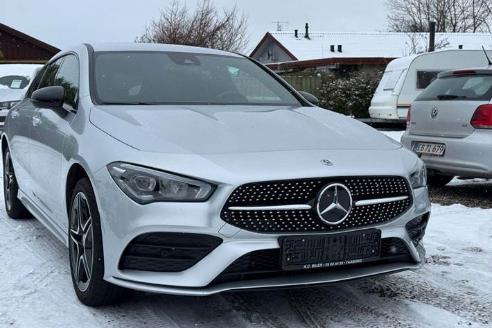 Grå Mercedes CLA250 e fra 2023 set udefra
