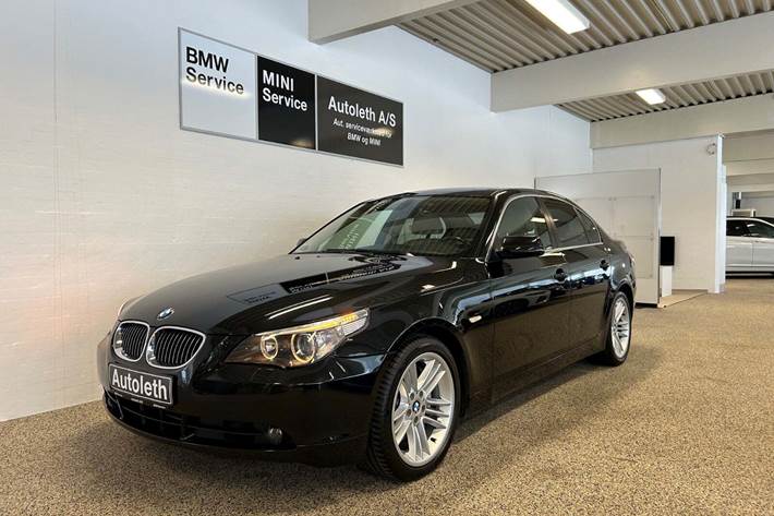 Sort BMW 550i fra 2006 set udefra