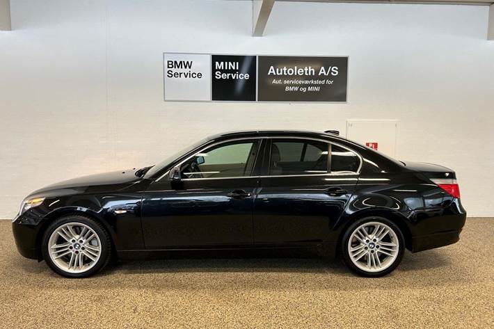 Sort BMW 550i fra 2006 set udefra