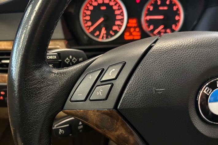 Sort BMW 550i fra 2006