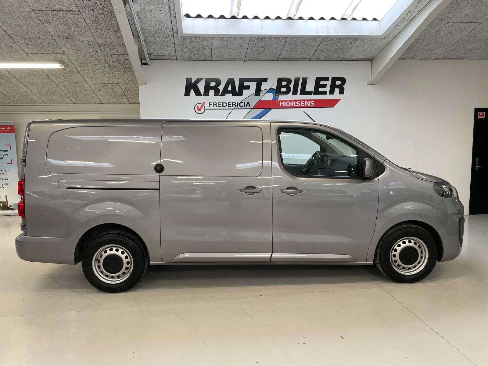 Blå Opel Vivaro fra 2019