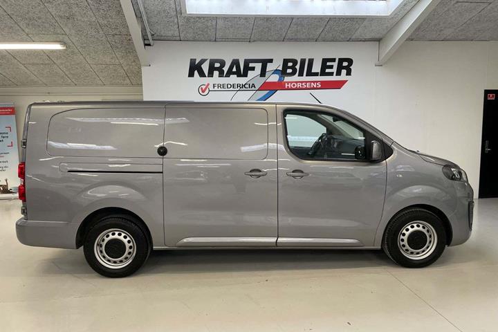 Blå Opel Vivaro fra 2019