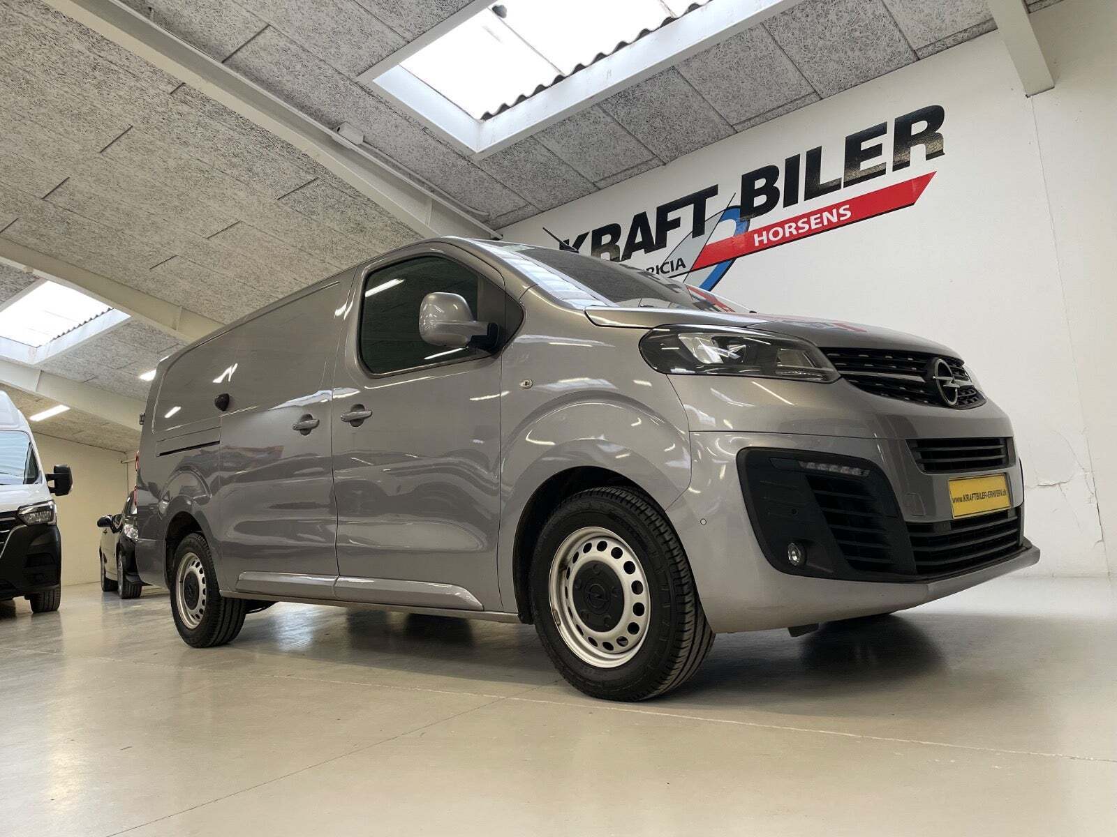 Blå Opel Vivaro fra 2019