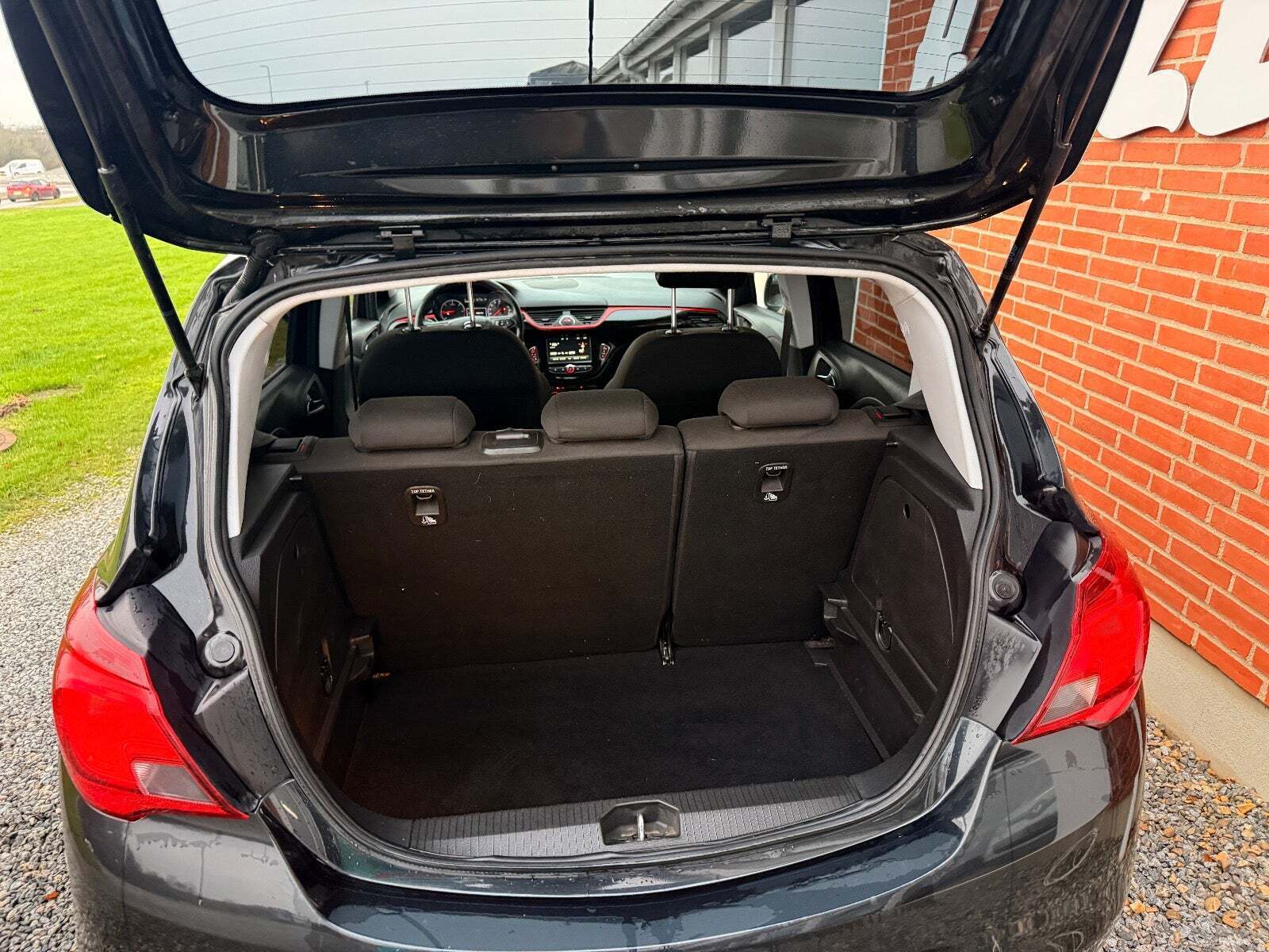 Sort Opel Corsa fra 2016