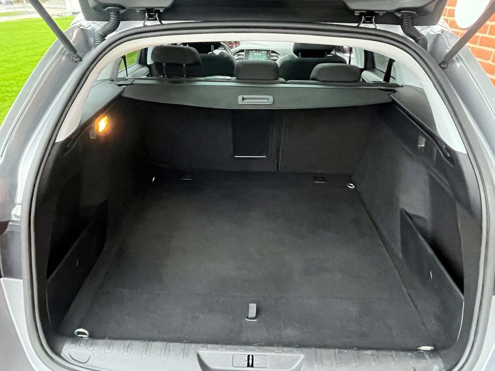 Grå Peugeot 308 fra 2018