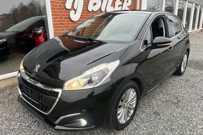 Sort Peugeot 208 fra 2020 set udefra