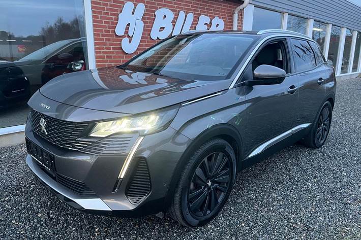 Grå Peugeot 3008 fra 2021 set udefra