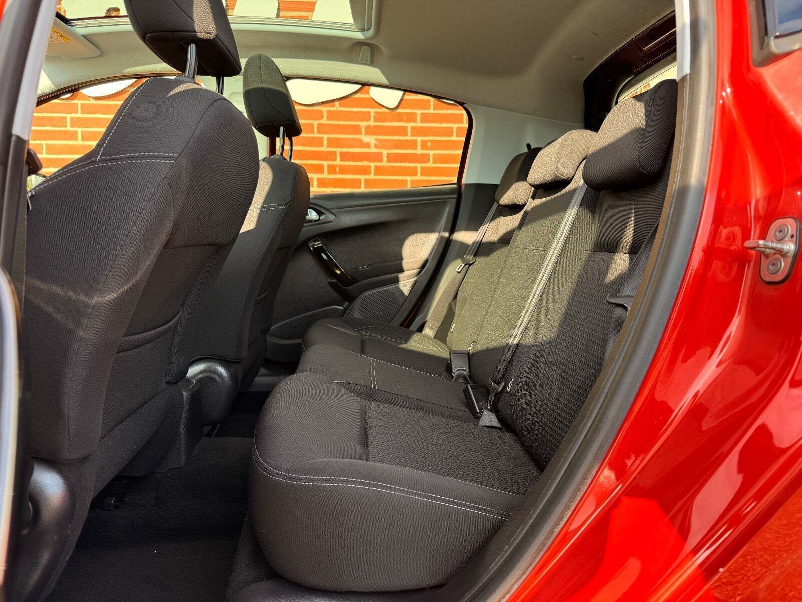 Rød Peugeot 208 fra 2019