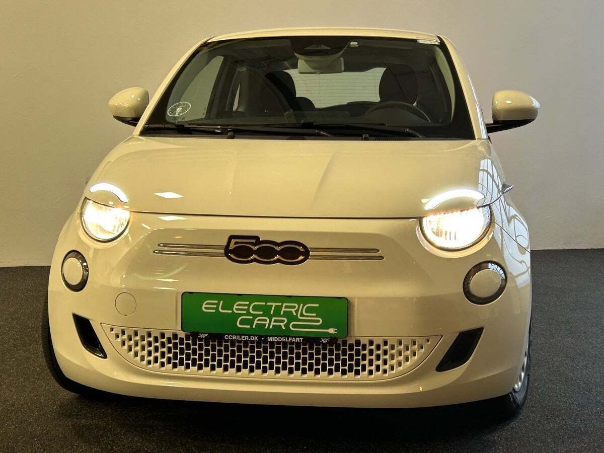 Hvid Fiat 500e fra 2023