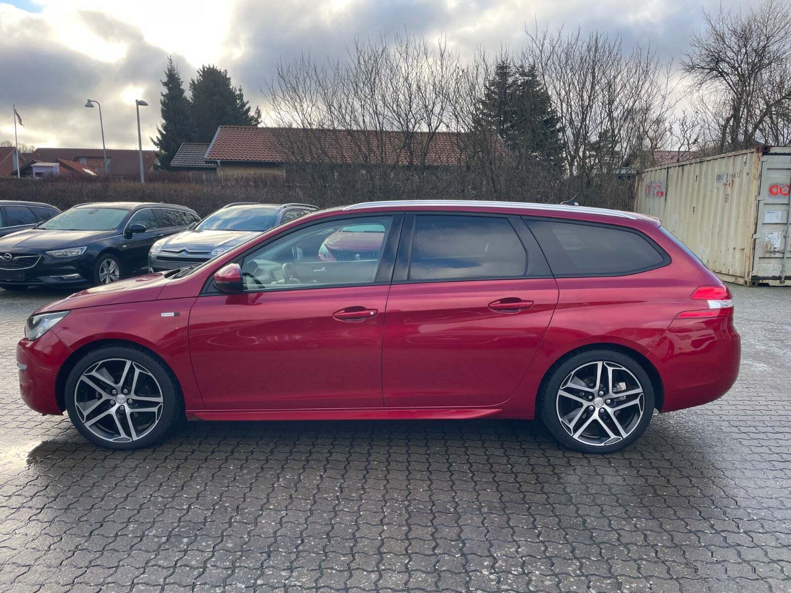 Rød Peugeot 308 fra 2016