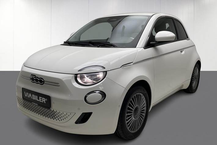 Hvid Fiat 500e fra 2024 set udefra