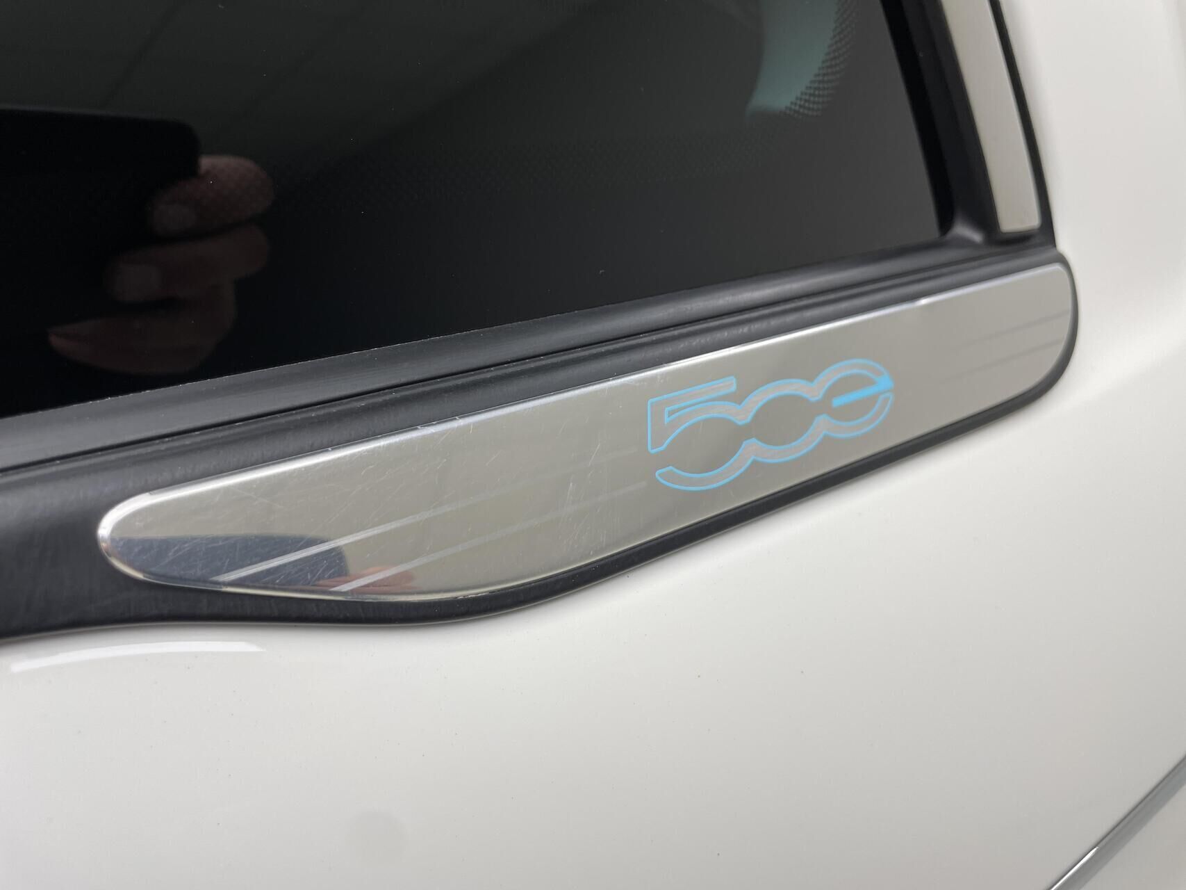 Hvid Fiat 500e fra 2024