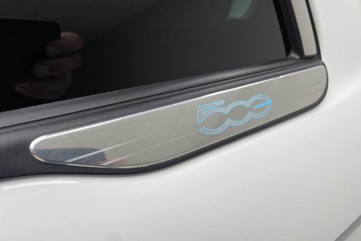 Hvid Fiat 500e fra 2024