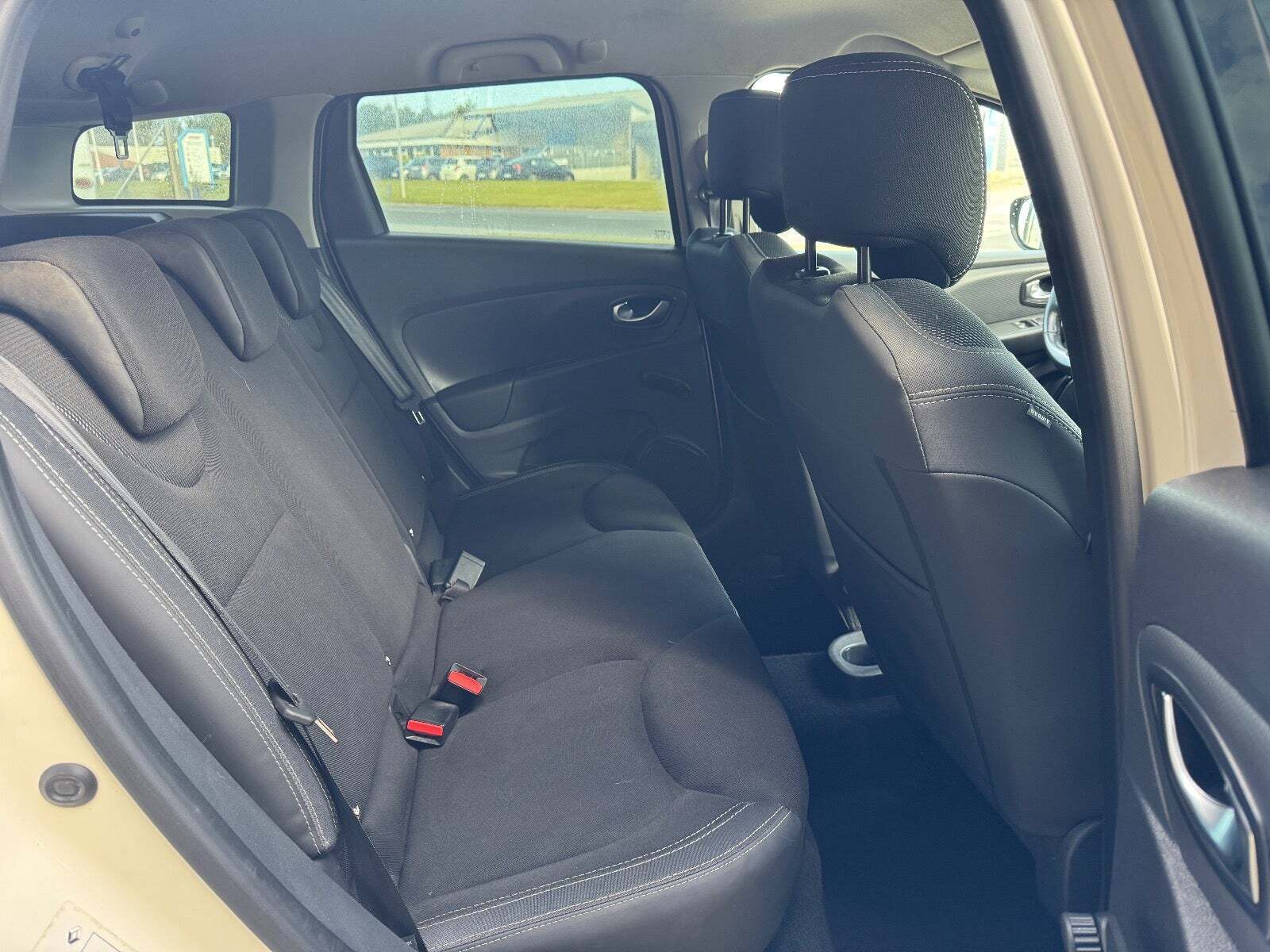 Beige Renault Clio IV fra 2017