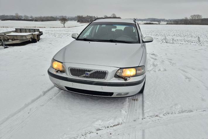 Grå Volvo V70 fra 2002