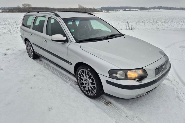 Grå Volvo V70 fra 2002