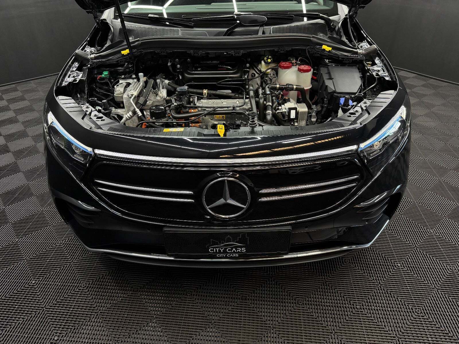 Sort Mercedes EQA250 fra 2023