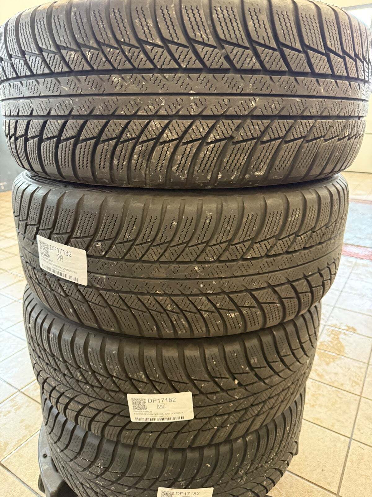 Grå Mercedes CLA250 e fra 2023