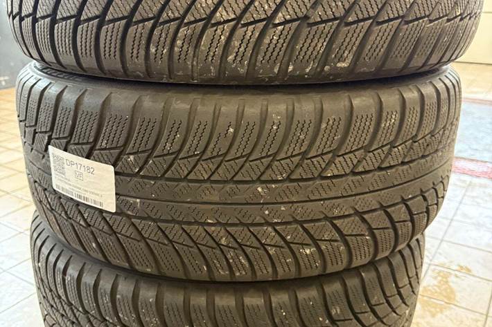 Grå Mercedes CLA250 e fra 2023