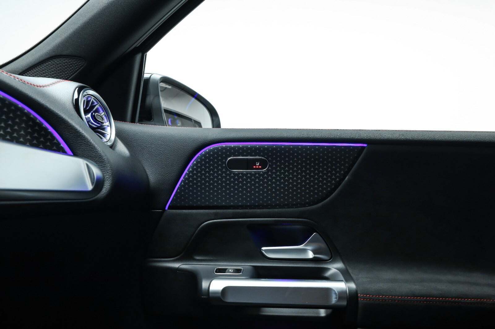 Sort Mercedes EQB250+ fra 2024