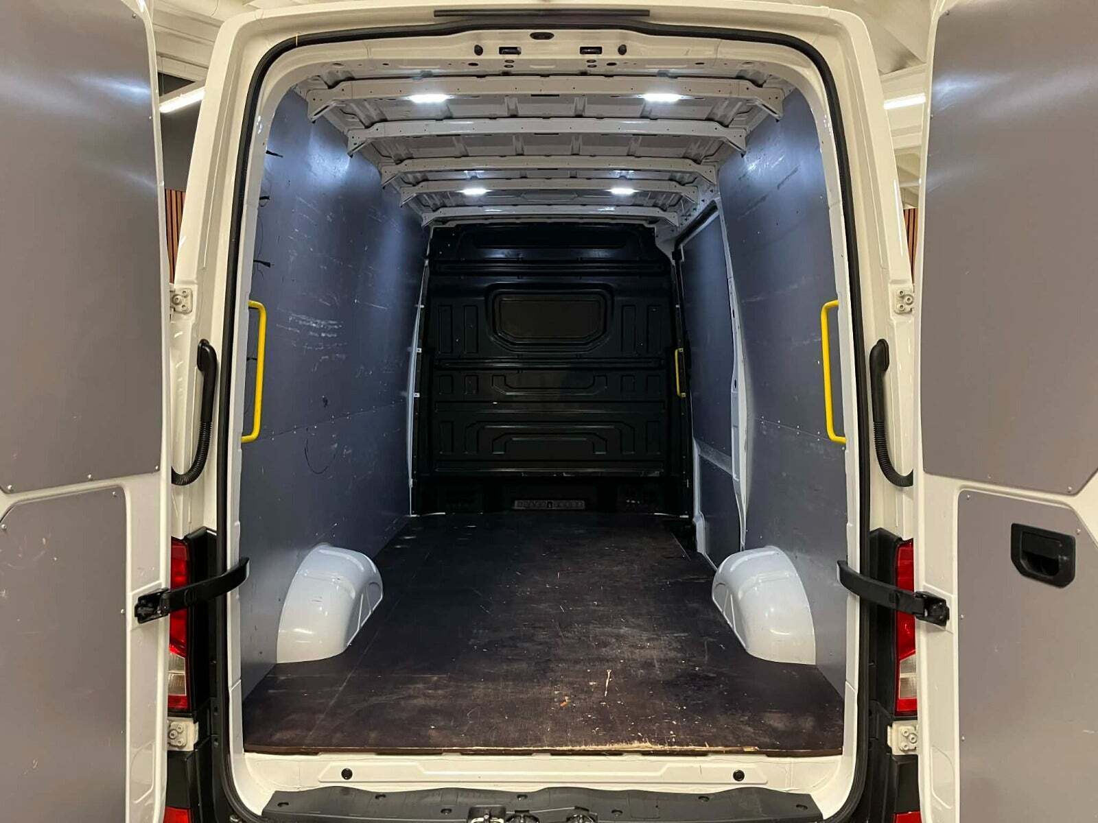 VW Crafter 35 2,0 TDi 177 Kassevogn L3H3 RWD