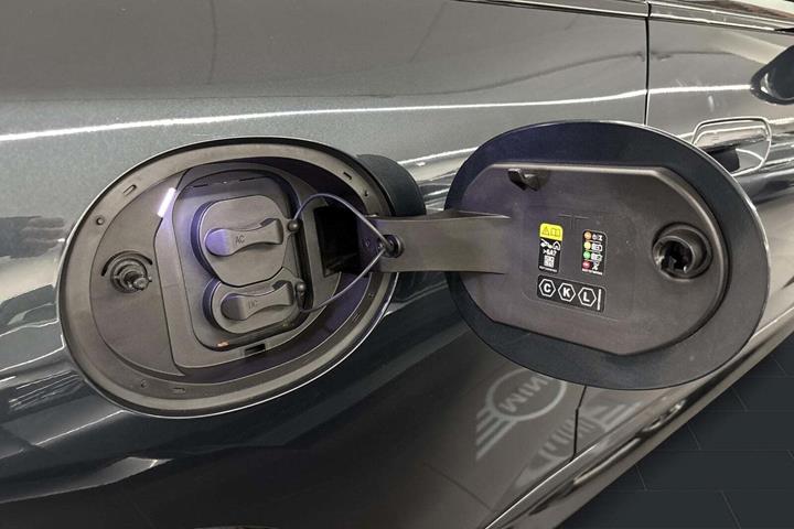 Grå Mini Cooper E fra 2024