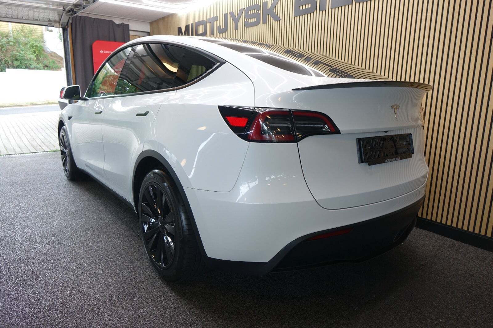 Tesla Model Y Long Range AWD