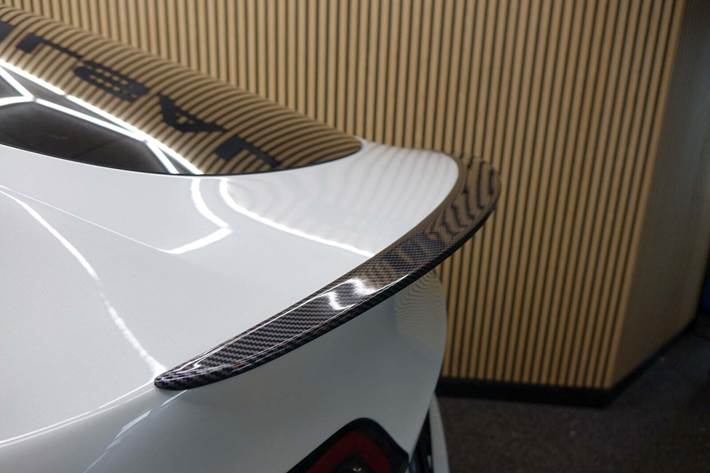 Hvid Tesla Model Y fra 2023