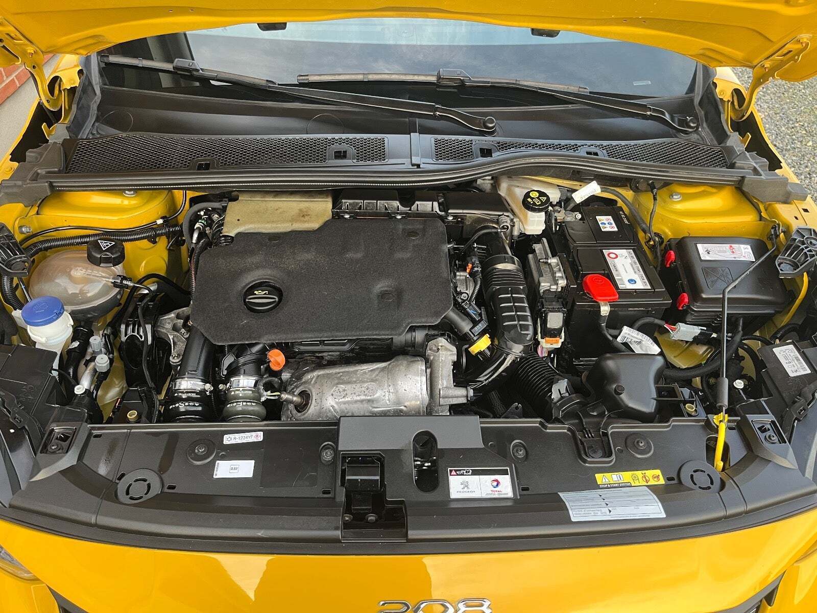 Gul Peugeot 208 fra 2020