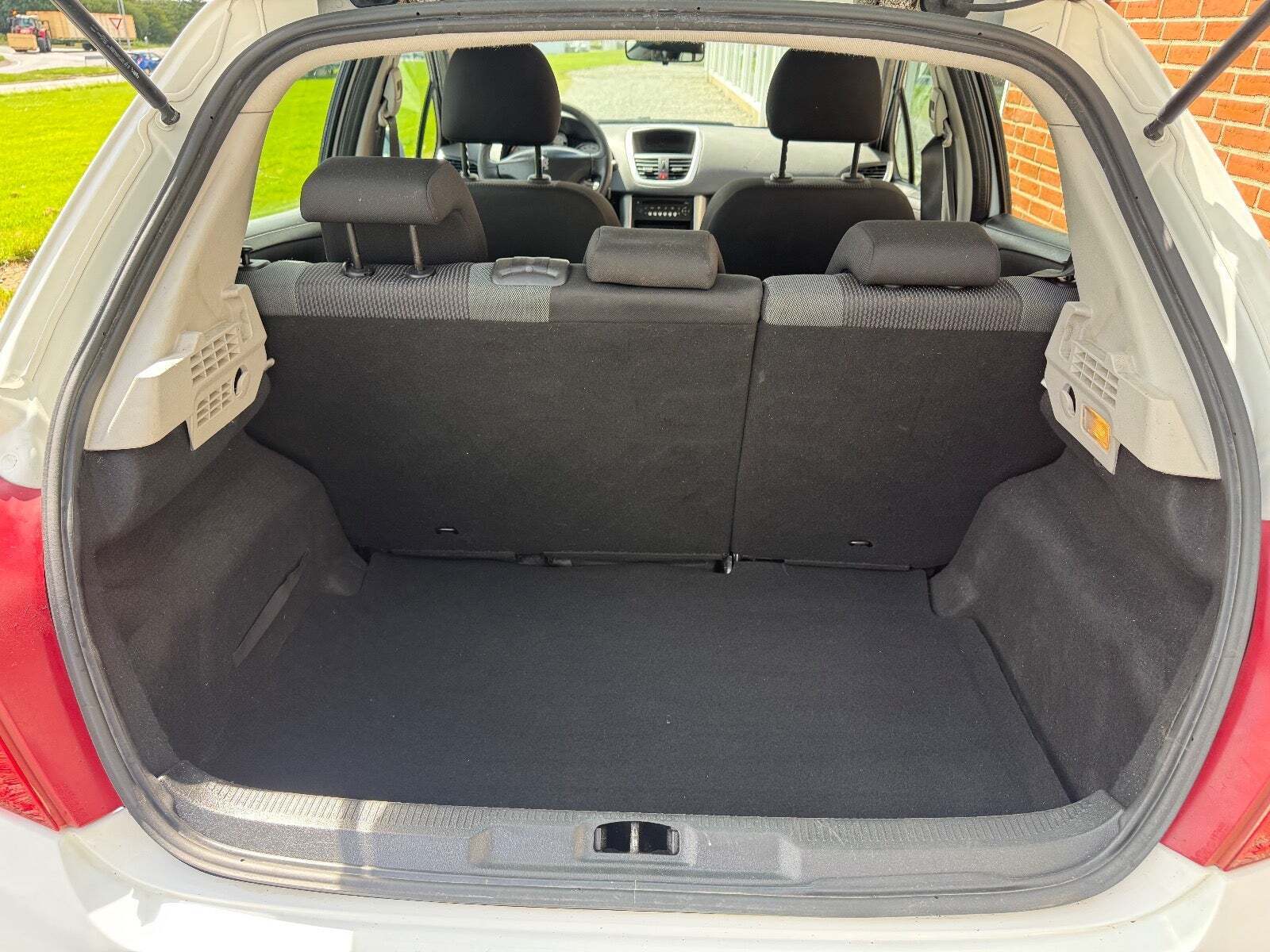 Hvid Peugeot 207 fra 2012