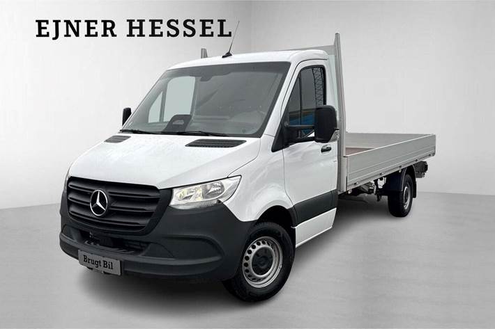 Hvid Mercedes Sprinter 317 fra 2025 set udefra