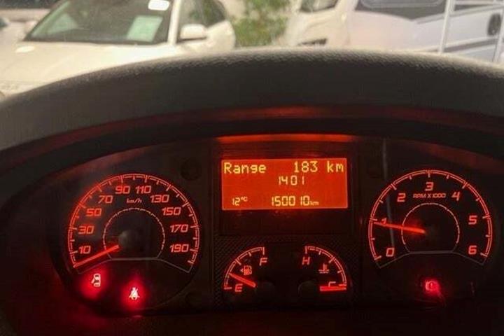 Hvid Citroën Jumper 30 fra 2017 set indefra